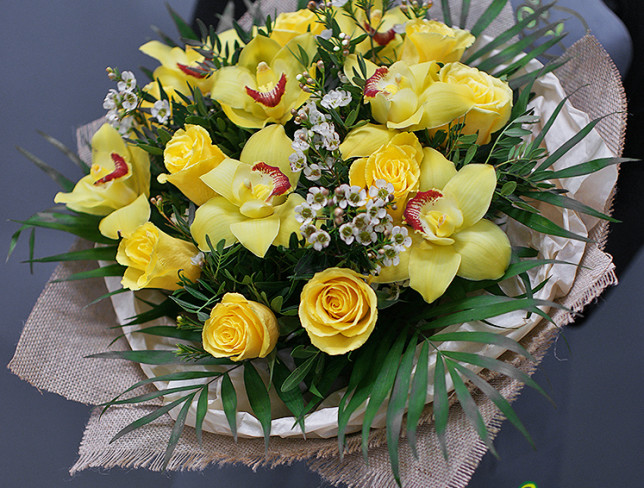 Букет с жёлтыми розами и орхидеями Фото